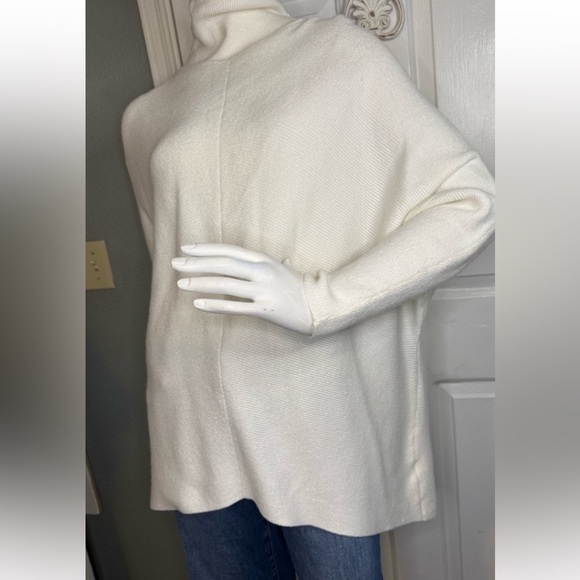 Curvy Cream Turtle neck sweater size extra small oversized. - Picture 2 of 14
